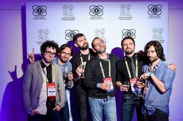 Entrega de los premios IGF en 2019, en los que 'Do Not Feed the Monkeys' estaba nominado en tres categorías. De izquierda a derecha: Ramón Nafria (Badland Publishing), Mario, Artem Bochkarev (Alawar Premium), Luis, Alberto y Denis Asensio.