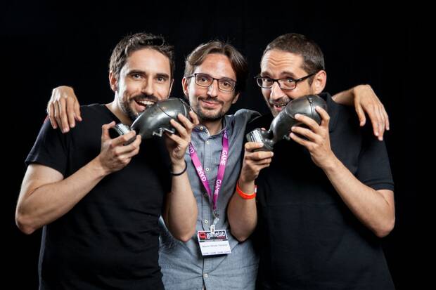 En la entrega de los Premios Nacionales de la Industria del Videojuego en Gamelab, donde 'Do Not Feed the Monkeys' se llevó dos 'Pulgas' (2019). De izquierda a derecha: Alberto, Mario y Luis.