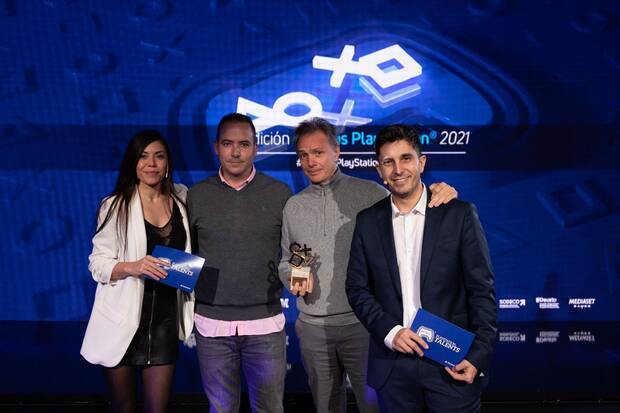 De izquierda a derecha: Alba Horcajuelo (presentadora de varios eventos de PlayStation y creadora de contenido), Yeste, Huguet y el mago Jorge Luengo (presentador de los Premios PlayStation).