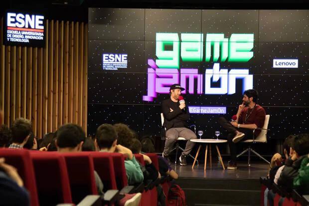 Santo dirigi� una sesi�n que imparti� Patrice D�silets en la universidad ESNE.