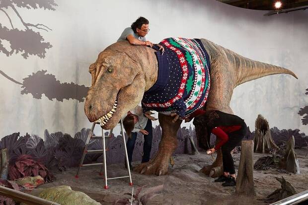 T-Rex en un suéter de Navidad