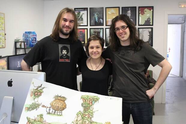 Mirella Díez, en el centro, con integrantes de Teku Studios y una lámina de Candle.