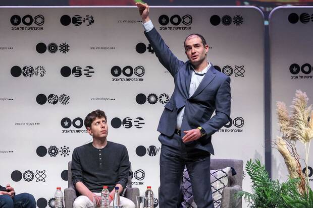 Fotografa con Samuel Altman e Ilya Sutskever