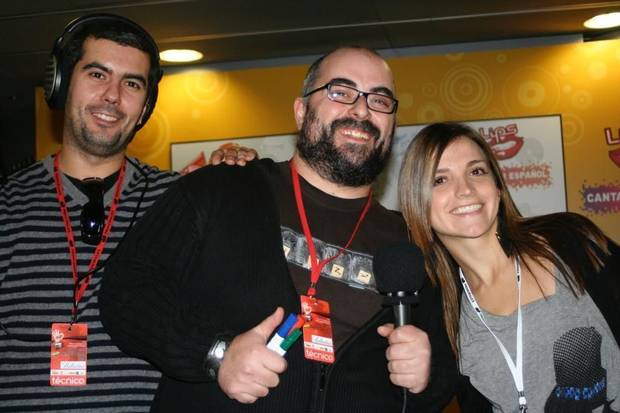 En el evento del récord de karaoke de Microsoft con Lips. Sánchez, en el centro, está flanqueado por el cámara y por Juanita Ochoa. “Conseguí que Ana Torroja dijese que Lips era el mejor juego cuando SingStar Mecano estaba de promoción”, dice Sánchez.