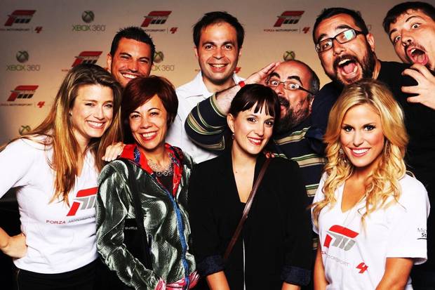 Sánchez con el equipo de PR de Xbox y varios periodistas en un evento de Forza.