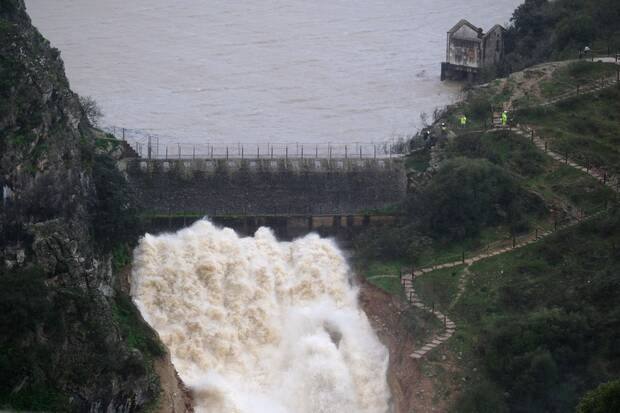 Presa desaguando en Andaluc�a