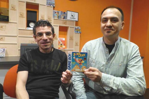 Ricardo Fernández y Alberto González con un ejemplar de Bomb Jack.