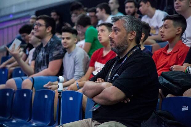 Sanz en Gamergy en junio de 2017, viendo la partida de uno de los equipos de Movistar Riders.