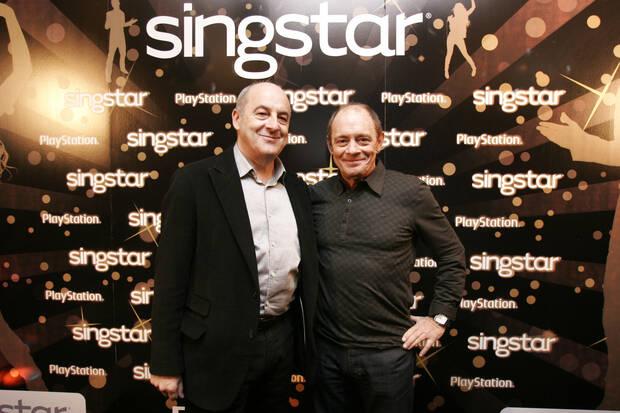 James Armstrong, anterior responsable de Sony para el sur de Europa y Paco Pastor, en una fiesta del juego de PlayStation 'SingStar'.
