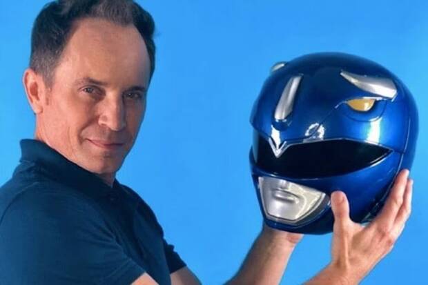 Qu fue de los Power Rangers originales?: David Yost sujetando el casco del Ranger Azul