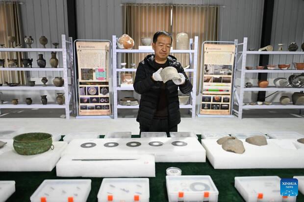 Arque�logo Lei Jianhong y reliquias extra�das de las ruinas de Nanyang