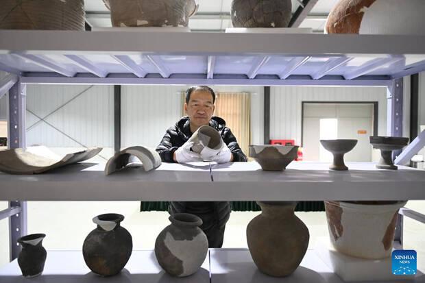 Arque�logo Lei Jianhong con reliquias culturales de las ruinas de Nanyang