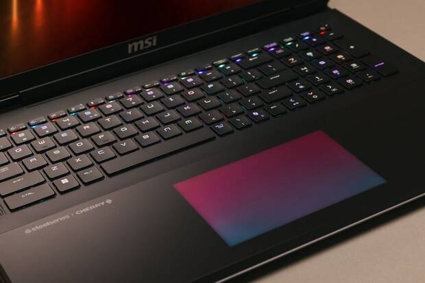 Imagen promocional del MIS Titan 18 HX AI centrada en la zona del teclado y el panel táctico