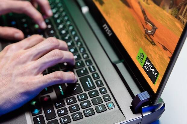 Imagen promocional del MSI Vector 17-16 centrada en el teclado y las bisagras de la pantalla y el teclado
