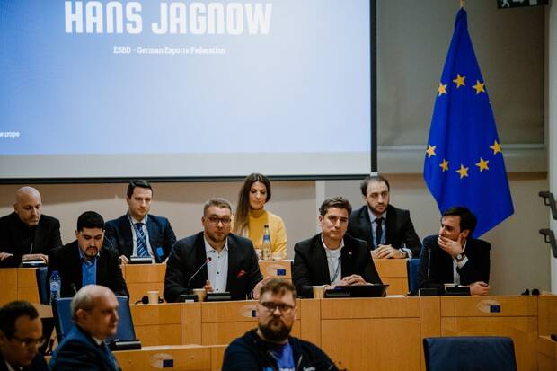 Oliveras durante la constitución de la Federación Europea de Esports en el Parlamento Europeo en febrero de 2020.