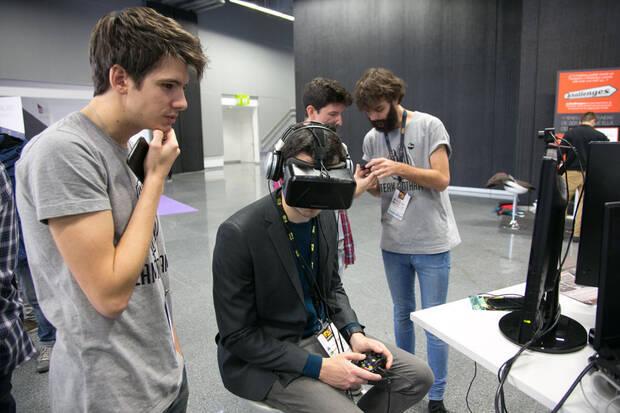 Team Gotham mostrando en el Fun & Serious una versión VR de 'The Guest' que nunca salió. En primer plano está Roman Baos y, al fondo, De la Torre está hablando con Adrián Moreno.