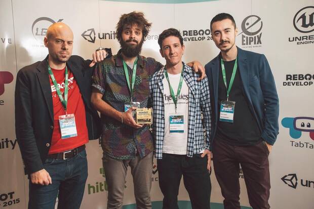 De la Torre y Adrián Moreno recogiendo el premio a Game of The Year en el Rebonot Develop de Dubrovnic por 'The Guest'.