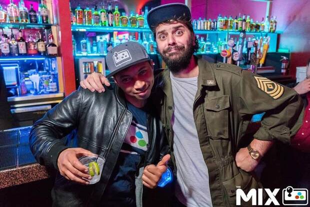 The MIX, PAX West, Seattle – De la Torre posa con Justin Woodward, 'amigo y fundador de THE MIX', dice.