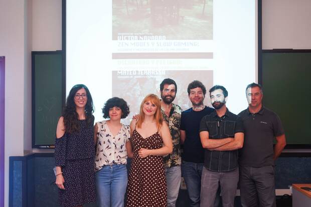 Navarro (en el centro) con varios profesores de la UJI en una charla junto a Mateo Terrasa.