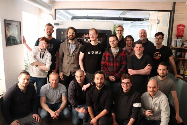 Sampedro con algunos trabajadores de Frictional en 2019.