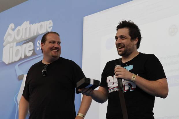 El programador Sebastian Lambinon y David Ferriz en la Campus Party 2010.