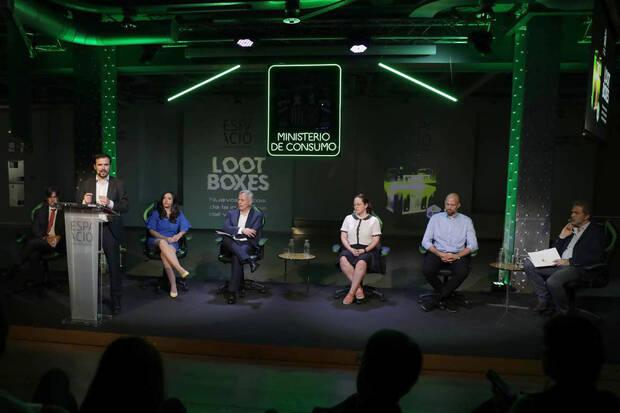 Alberto Garzn en una mesa redonda sobre las cajas de botn.