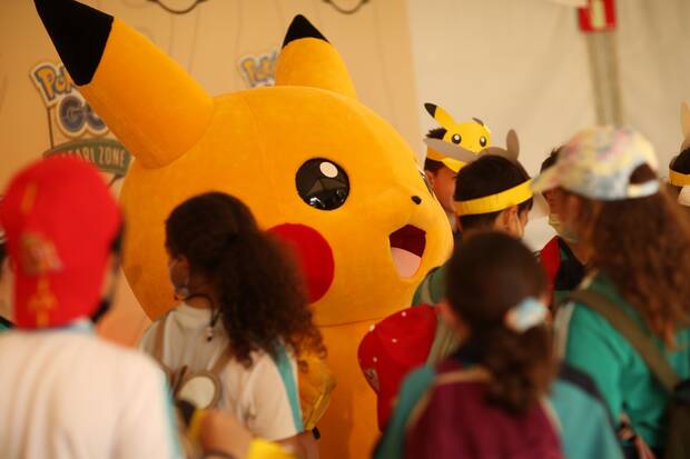 Pese al calor, los asistentes al Safari Zone de Sevilla se pudieron hacer fotos con Eevee y Pikachu.
