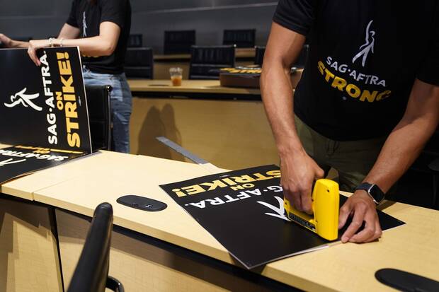 Sindicalistas de SAG-AFTRA preparando las pancartas para una huelga de actores en Hollywood