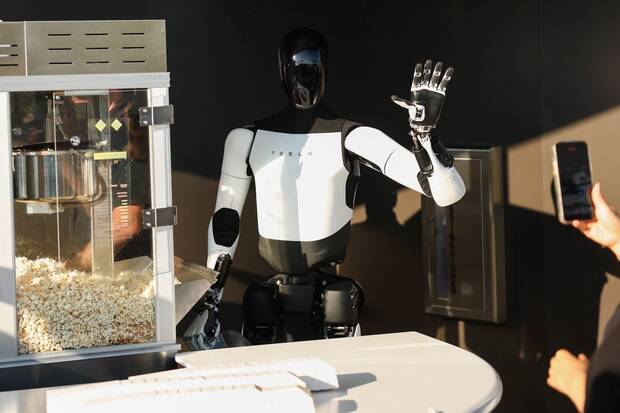 Local de Tesla y Elon Musk con el robot Optimus