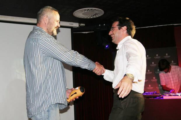 Gonzo Suárez entrega a Ignacio Pérez Dolset un premio en Gamelab 2009 (Foto: Gamelab).