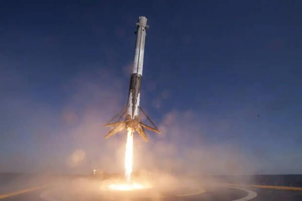 Cohete Falcon 9 de SpaceX despegando