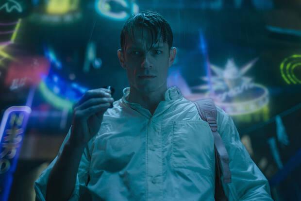 Fotograma de Joel Kinnaman en la primera temporada de Altered Carbon