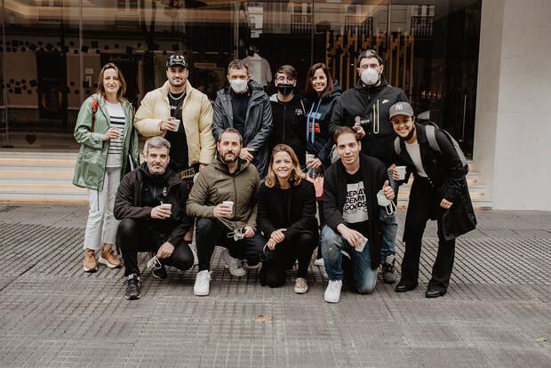 Uno de los eventos promocionales de Giants. En la fila posterior, de pie, está Virginia Calvo, el streamer Loliito, el actor Antonio Banderas (bajo él, agachado, José Ramón Díaz) y el jugador Antonio