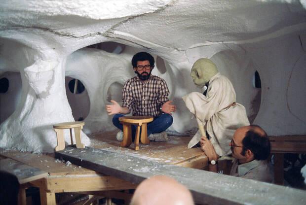 Frank Oz controlando la marioneta de Yoda