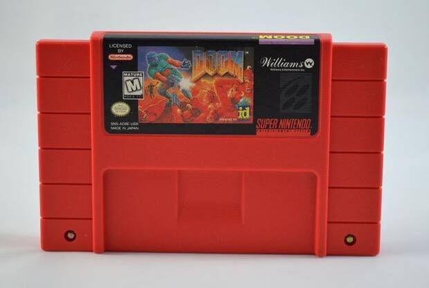 El cartucho de la versión de 'Doom' de Super Nintendo para Estados Unidos, de un curioso color rojo.