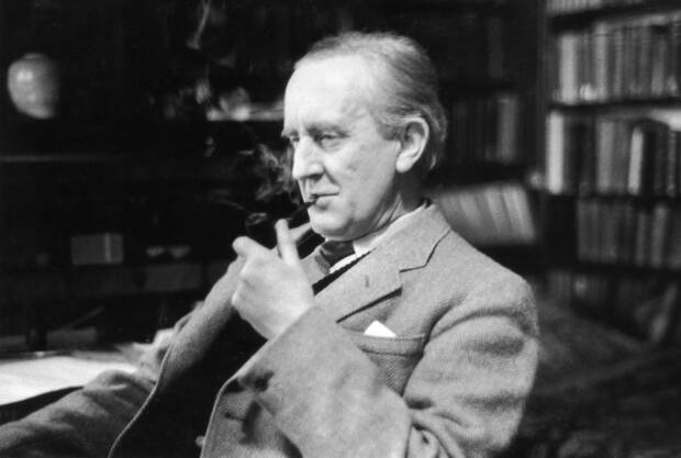 J.R.R Tolkien y caracter�stica pipa.