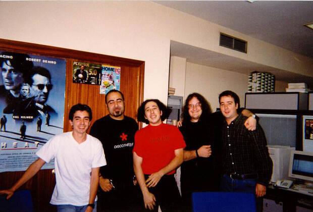 El equipo de Dinamic Multimedia para PC Fútbol en 1995, Serrano es el penúltimo por la derecha.