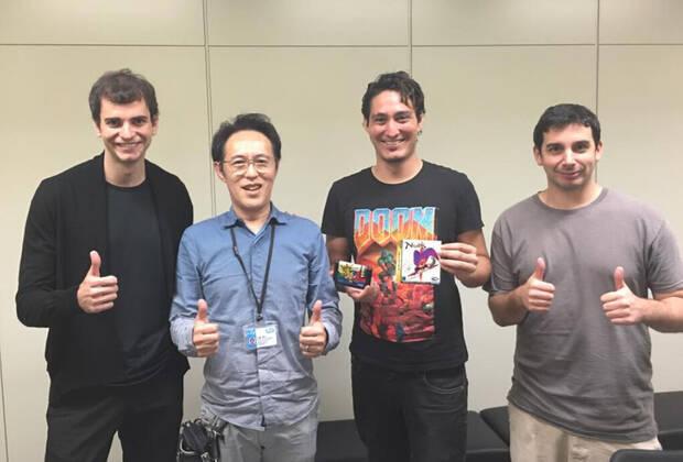 García, al lado de Naoto Ōshima, diseñador de los personajes de Sonic y Dr. Eggman.