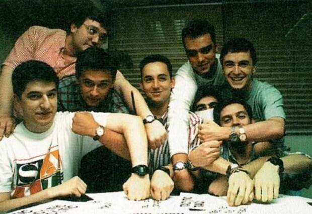 De izquierda a derecha: Bruno 'Némesis' Sol, Javi 'DeLucar' Bautista, José Luis 'Skywalker' Sanz, Marcos 'The Elf' García, Pepo 'The Scope' Del Carpio, Roberto 'RDreamer' Serrano, Fernando Martín, y Juan Carlos 'Myrcko' Sanz. La redacción de Grupo Zeta en