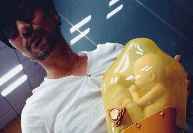 Hideo Kojima con BB de Death Stranding