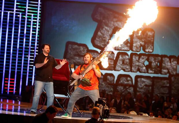 Tim Schafer y el actor y m�sico Jack Black en la presentaci�n de 'Br�tal Legend'.