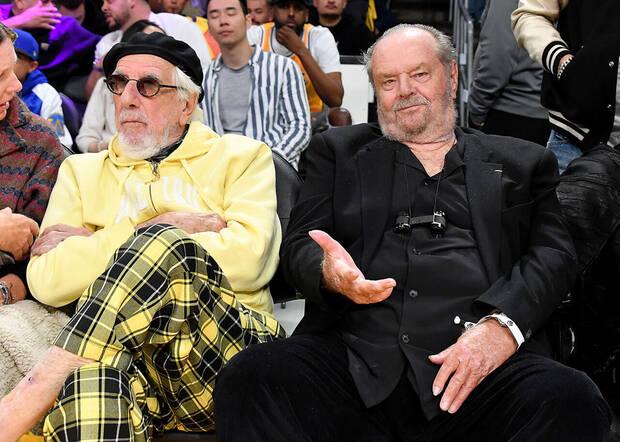 Jack Nicholson con Lou Adler en el estadio de los Lakers en 2023