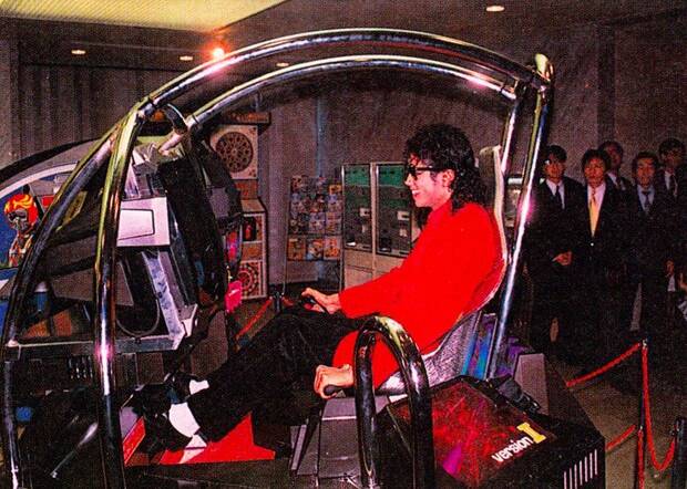 Jackson visitaba Sega con frecuencia para probar sus novedades, en este caso, ante la atenta mirada de un grupo de ejecutivos que no parecen divertirse mucho.