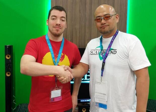 González con Hideki Kamiya en la gamescom de 2015.