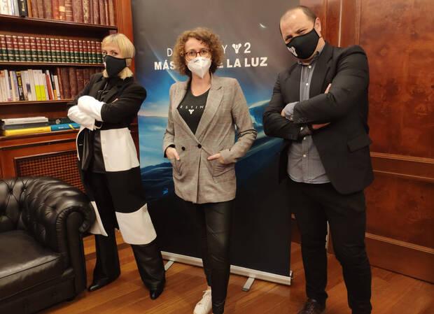 Con la actriz Maggie Civantos en la grabaci�n del doblaje de 'Destiny 2: M�s All� de la Luz'.