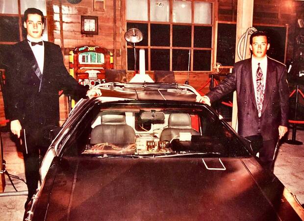 En 1993, en una exposición Sega trajo a España una exposición de coches icónicos de películas como Regreso al Futuro o Blade Runner. A la izquierda en la imagen está David Amo, a la derecha, José Luis Sanz.