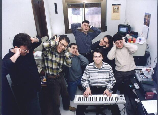 El equipo de Bit Managers hacia 1995, con Alberto González sentado con el teclado.