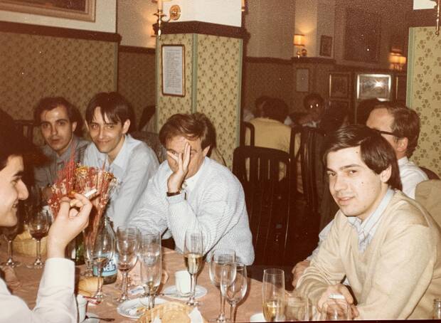 La comida en la que se gestó Topo Soft. En la imagen: Javier Cano, José Manuel Muñoz, Pastor haciendo un gesto de burla y Emilio Martínez. Tras él se entrevé a Peter Bagney.