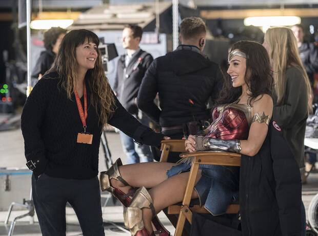 Gal Gadot y Patty Jenkins en el set