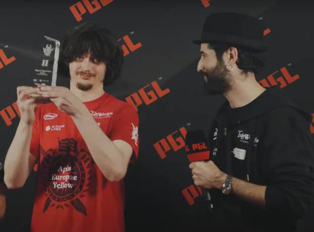 Santo presentando el evento de esports de Bucarest.